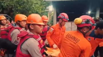 Di Tengah Medan Sulit Tim SAR Brimob Evakuasi Korban Longsor Sembahe