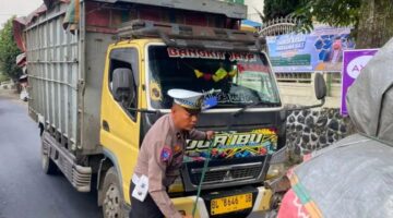Kanit Kamsel Satlantas Polres Karo Evakuasi Kendaraan Mogok, Arus Lalu Lintas Tetap Lancar
