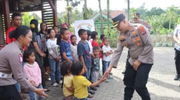 Kapolres Karo dan Bhayangkari Kunjungi Panti Asuhan Bunga Bakung